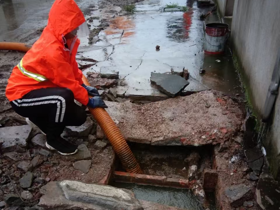 怀仁专业清理污水池 炜誉市政以规范流程守护城市 “肠道”