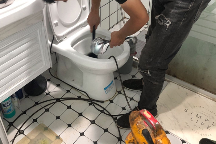 怀仁马桶堵塞自己疏通还是找师傅?专业上门服务让你省时更省心